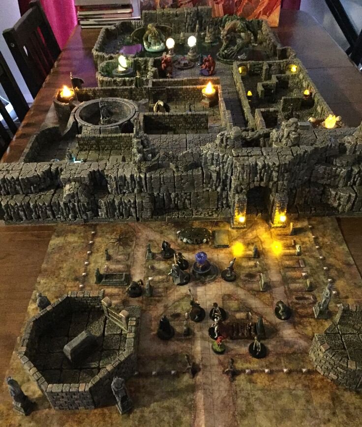 "Пример оформления игрового стола для приключения. Картинка взята с сайта pinterest."