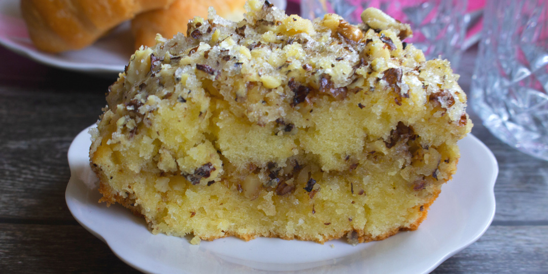 Нежный кекс на сметане с грецкими орехами и сахарной корочкой