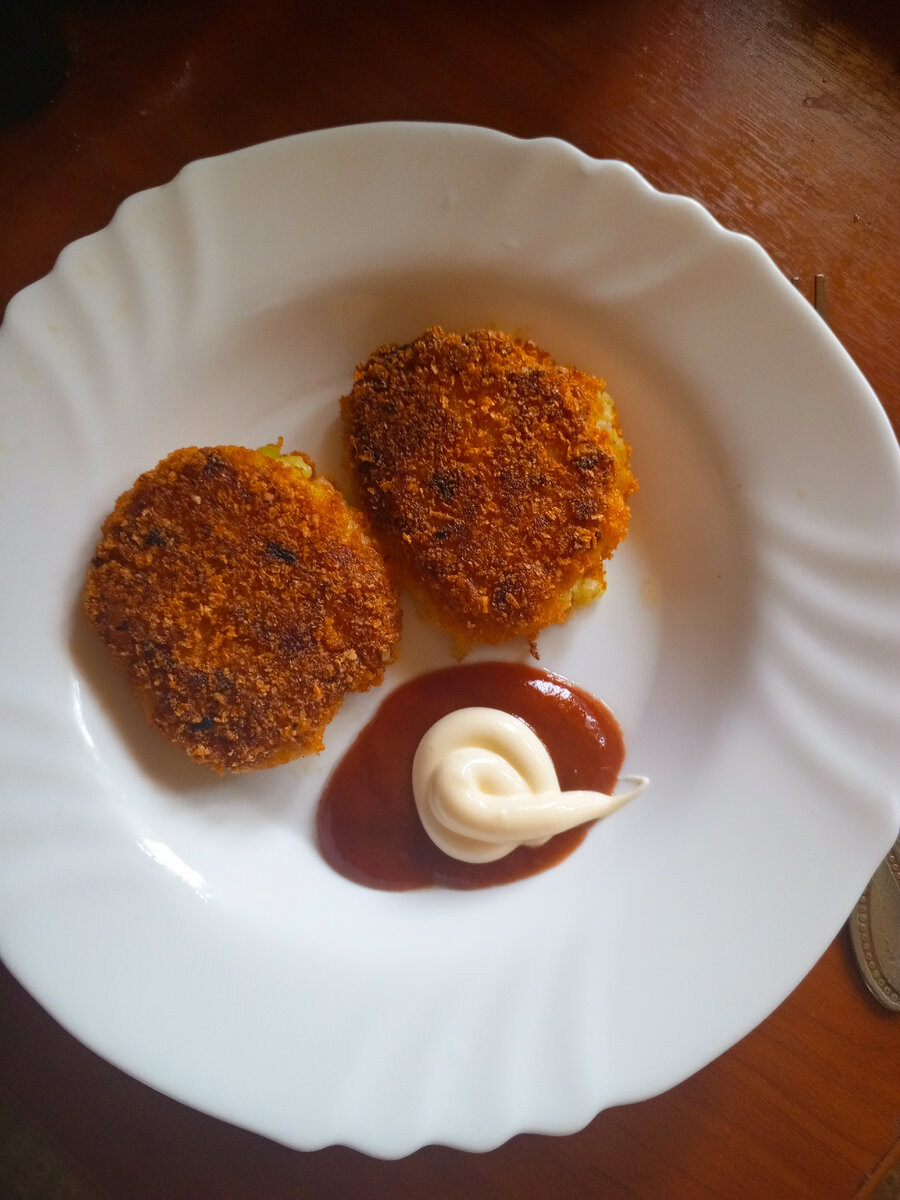 Картофельные котлеты с соусом и майонезом.