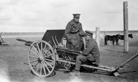 Канадские артиллеристы в районе Архангельска у 37-мм автопушки Маклена