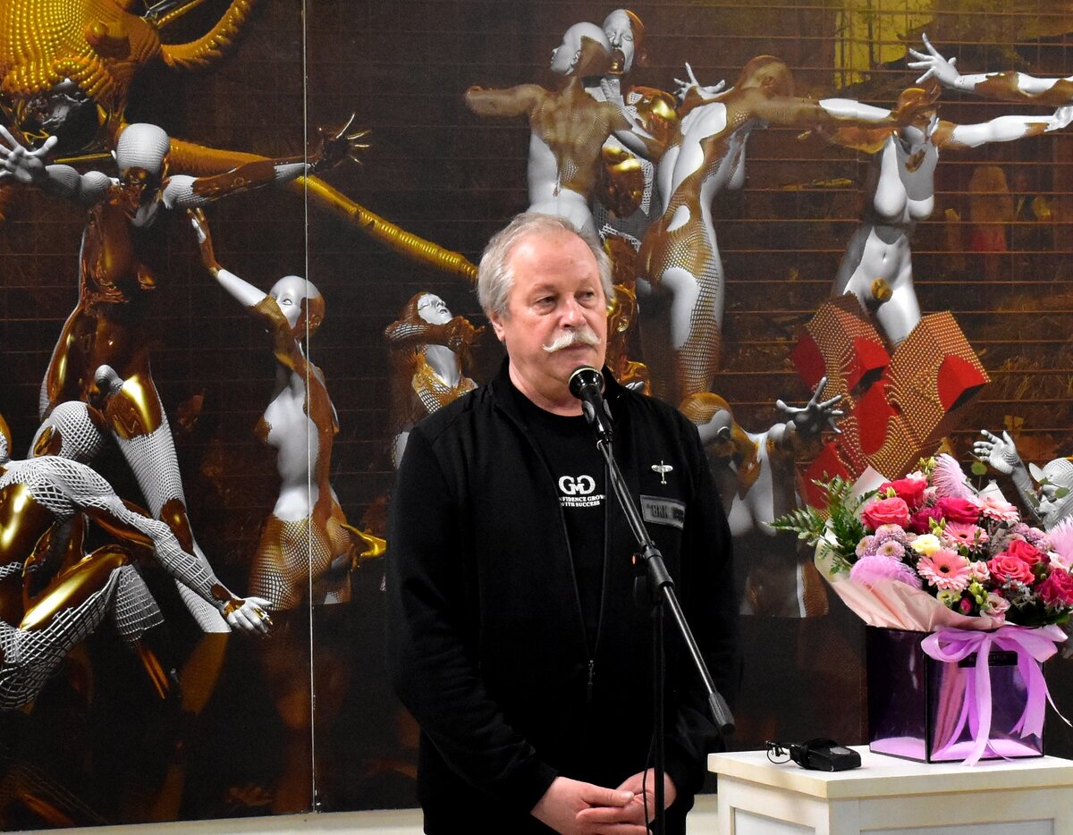 Константин Худяков на вернисаже выставки ИСКУССТВО ГЛУБОКОГО ПОГРУЖЕНИЯ, Музей Актуального Реализма, Тольятти. 3 апреля 2024 г.