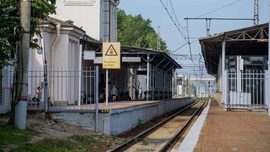    Окрестности Колписнкого шоссе в Пушкине. Железнодорожный вокзал "Царское Село". Автор фото: Ермохин Сергей