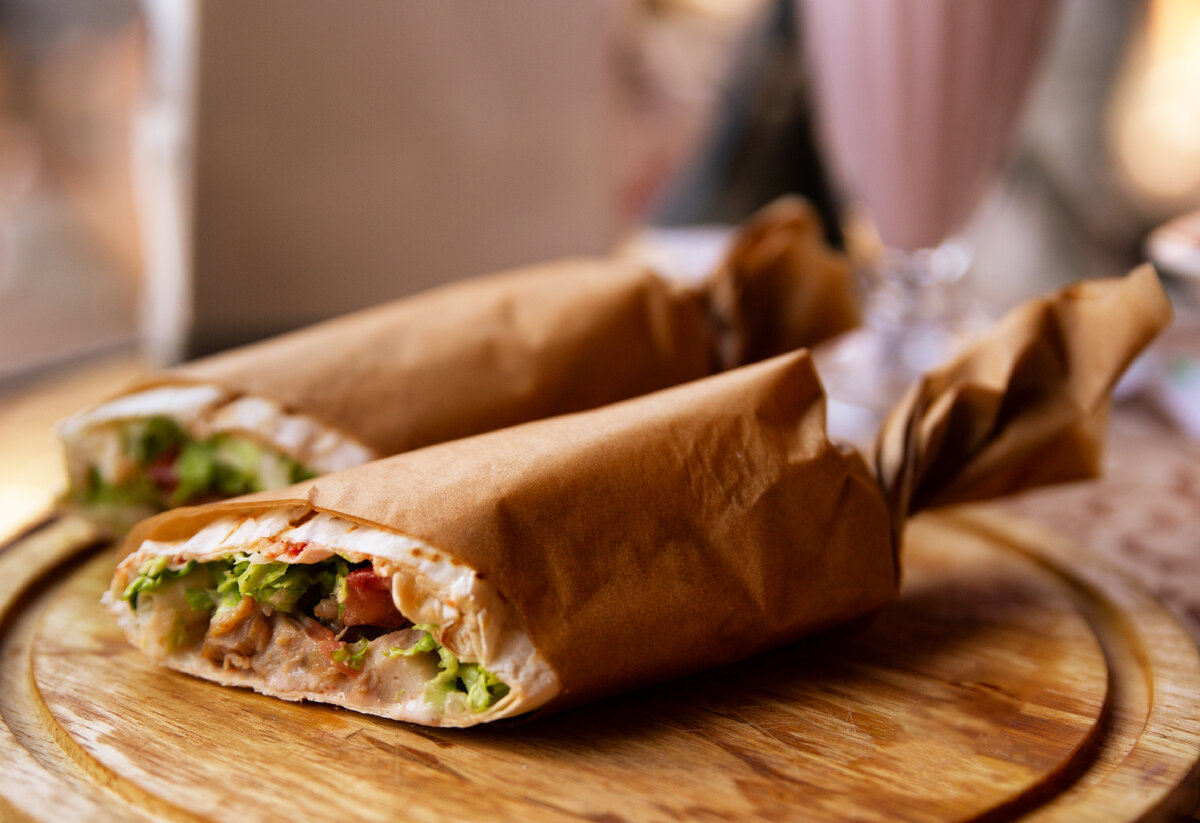 так шаверму делают в ресторане "Евразия". Но самую вкусную я ем в "Просто Вася" у дома)).