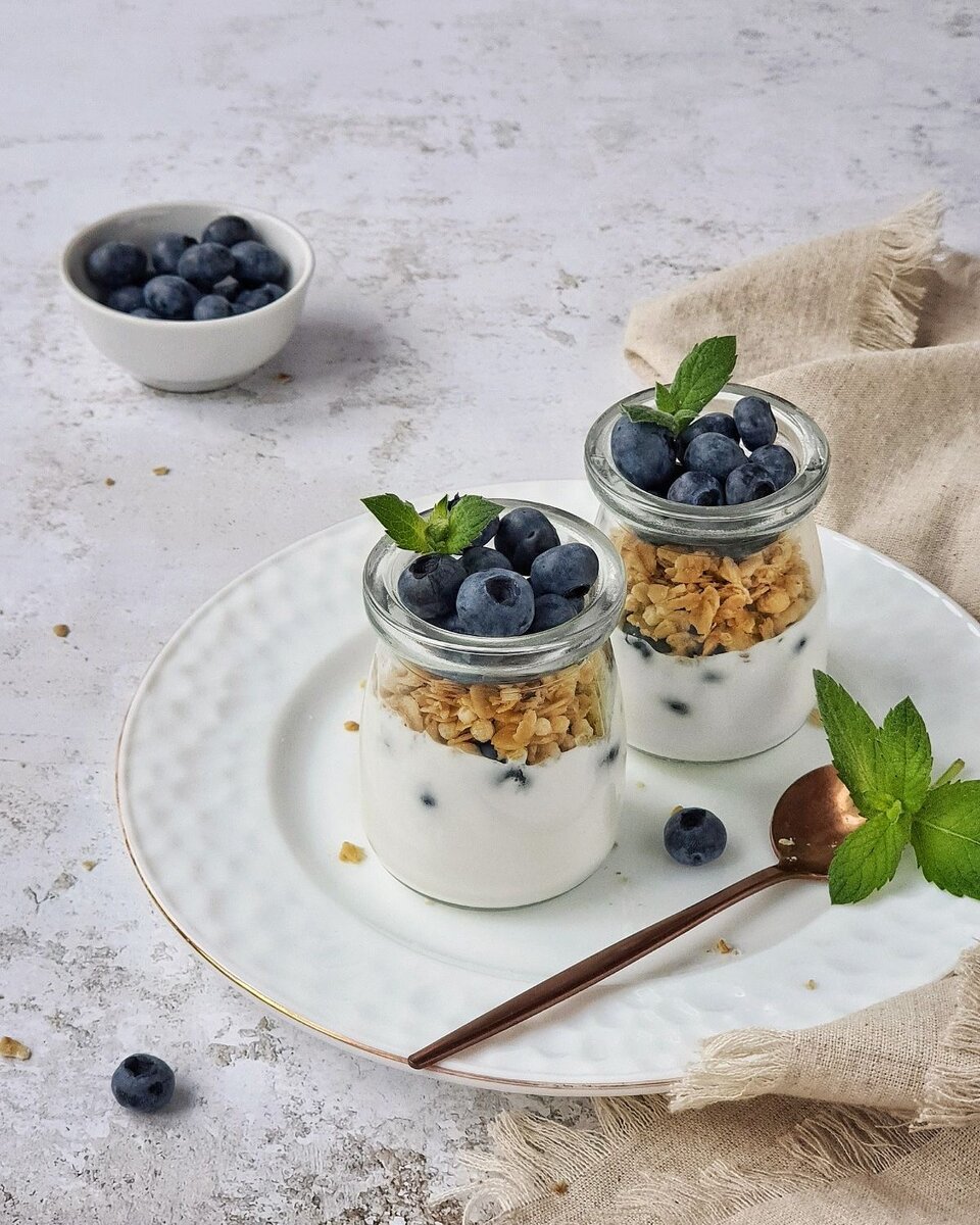 ОВСЯНКА С ЯБЛОКАМИ И ГОЛУБИКОЙ

ИНГРЕДИЕНТЫ
Обезжиренное молоко (овсяное, соевое молоко)
⅓ стакана
Несладкое яблочное пюре (без сахара)
¼ стакана
Овсяные хлопья
¼ стакана
Греческий обезжиренный йогурт (без добавок)
¼ стакана
Нарезанные кубиками яблоки
¼ стакана
Голубика
⅓ стакана
Корица
¼ ч. л.
ПРИГОТОВЛЕНИЕ
Поместите все ингредиенты в литровую банку.
Накройте крышку и встряхните до однородности.
Оставить на ночь в холодильнике и ешьте охлажденным.