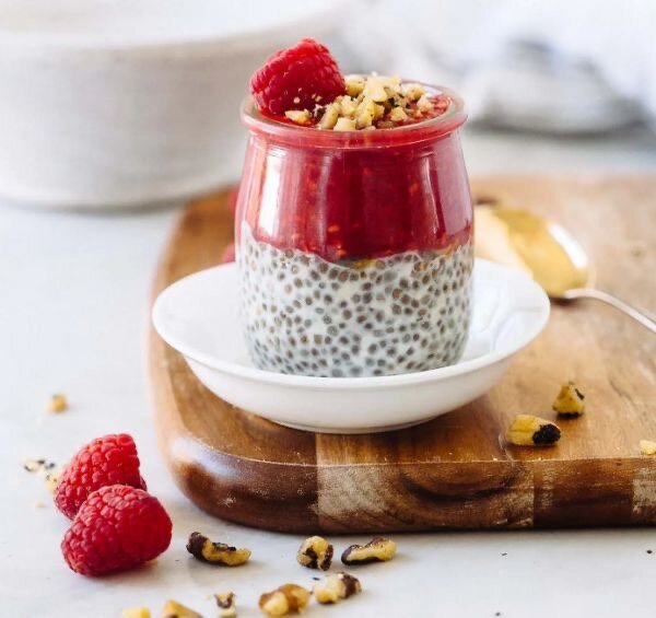 МАЛИНОВЫЙ ЧИА ПУДИНГ  МИНДАЛЕМ
ИНГРЕДИЕНТЫ
Миндальное (без сахара) или альтернативное молоко
ЗАВТРАКИ
½ стакана
Семена чиа
2 столовые ложки
Сироп
2 чайной ложки
голубой агавы
(или по вкусу)
Какао порошок (без сахара)
½ чайной ложки
Экстракт ванили
¼ чайной ложки
Малина свежая
½ стакана
Миндаль
1 ст. л. (нарезать)
ПРИГОТОВЛЕНИЕ
Смешайте миндальное молоко, семена чиа, сироп агавы, какао и ваниль вместе в небольшой миске.
Накройте крышкой и поставьте в холодильник минимум на 8 часов (можно хранить до 3 дней в холодильнике). Перед подачей хорошо перемешайте.
Выложите примерно половину пудинга в сервировочный стакан (или миску) и сверху положите половину малины и миндаля.
Добавьте оставшуюся часть пудинга и посыпьте оставшейся 