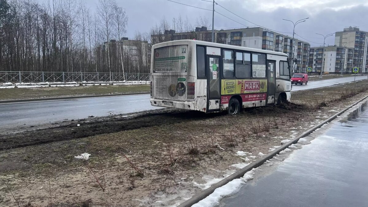 Автобус с людьми вылетел с дороги в Петрозаводске | Новости Карелии |  Karelinform.ru | Дзен