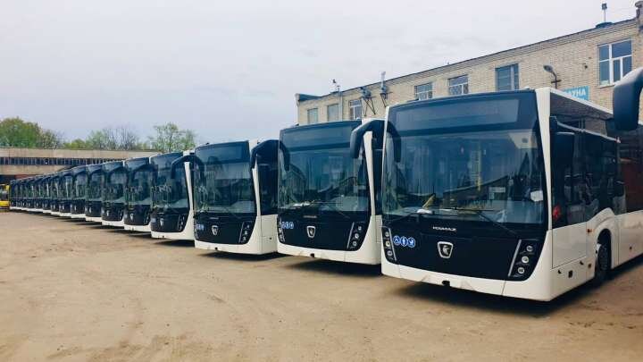 Транспорт в город отправила компания «КАМАЗ» 20 новых автобусов, о получении которых рассказывали в мэрии 19 апреля, отправились частному транспортному предприятию ИП Очнев А.В.