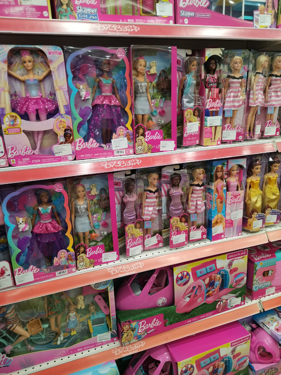 Чуть поближе. Конечно, Милли больше всех