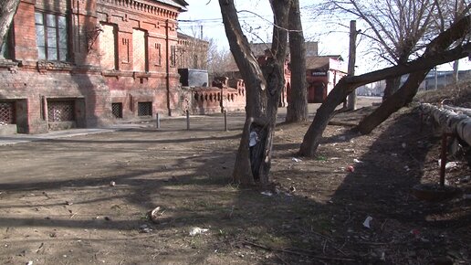 Кто должен привести территорию в порядок у исторической застройки 1900 года в Бийске? (Бийское телевидение)