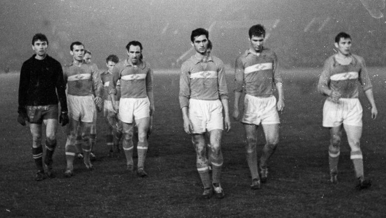    Чемпионат СССР. 1960-е. Футболисты «Спартака». Геннадий Логофет (в центре).Олег Неелов