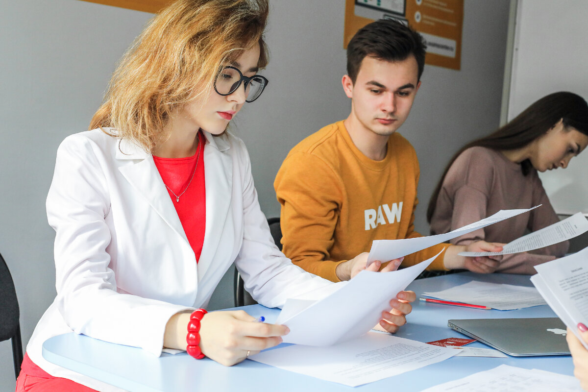 Родители отправляют детей к репетиторам из-за опасения, что школа не способна подготовить выпускника к экзаменам.