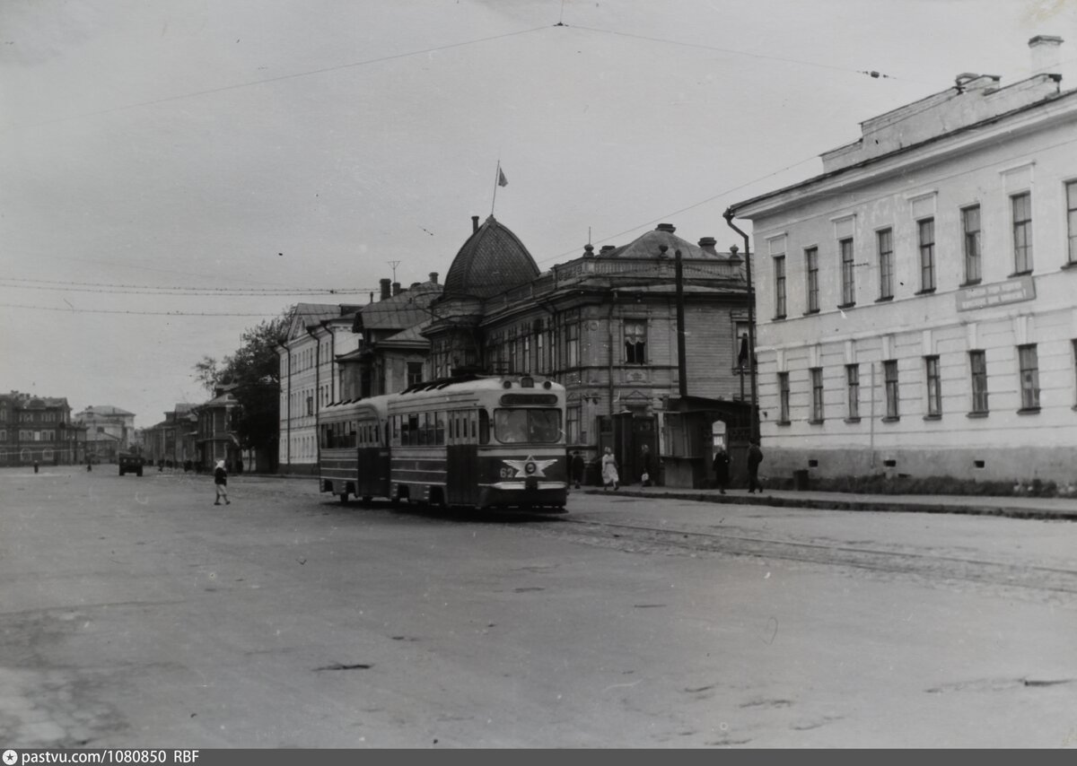 1959 г., г. Архангельск, наб. им. В. И. Ленина, поезд из вагонов КТМ-1 и КТП-1, источник: https://pastvu.com/p/1080850