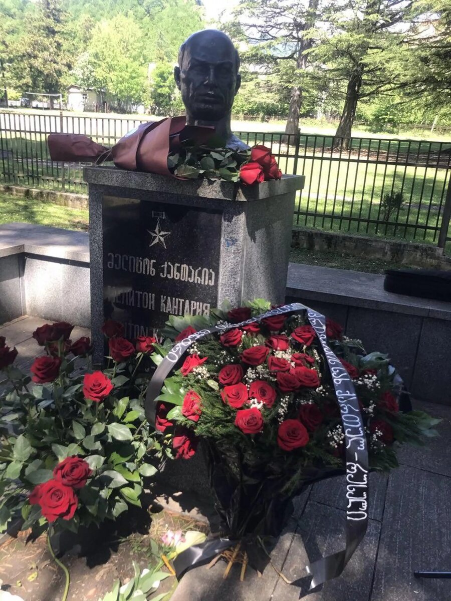 Могила героя ВОВ Мелитона Кантария, водрузившего Знамя Победы над рейхстагом в 1945 году. Поселок Джвари, Западная Грузия © courtesy of Georgian-Russian Public Center named after Primakov