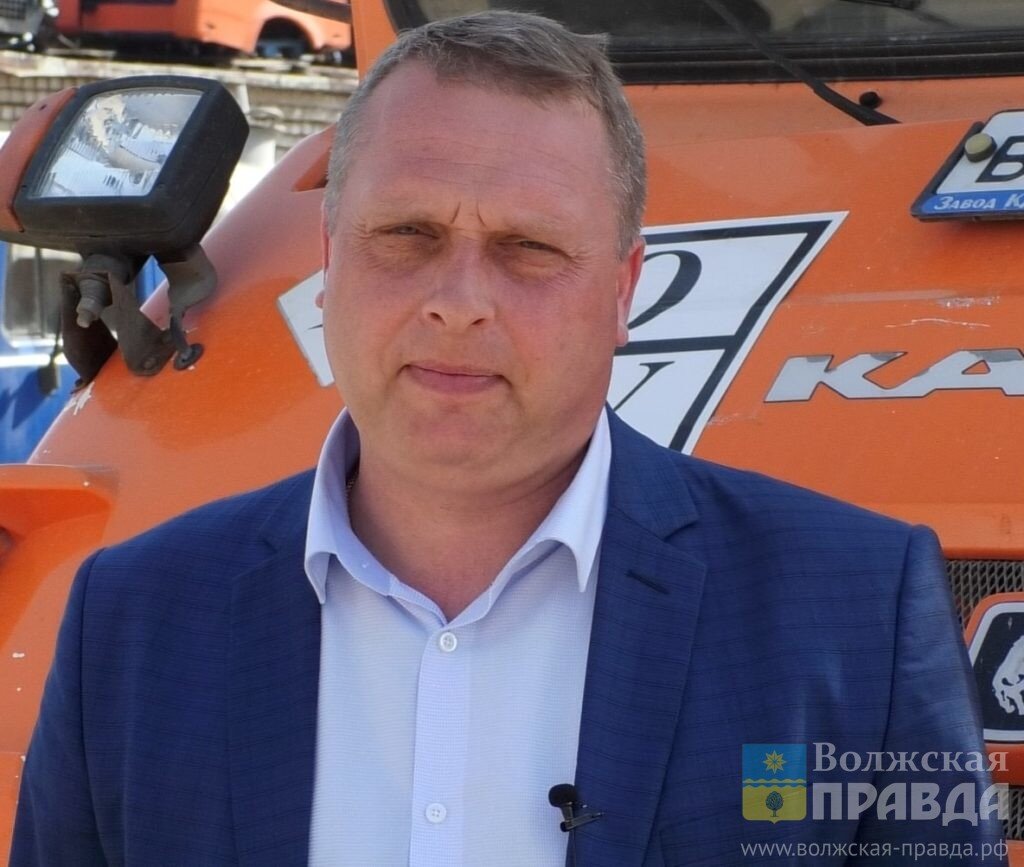 Павел Целковский, директор «Комбината благоустройства»📷    В кабине «пылесоса»: корреспондента «ВП» взял на борт водитель уборочной дорожной машины
