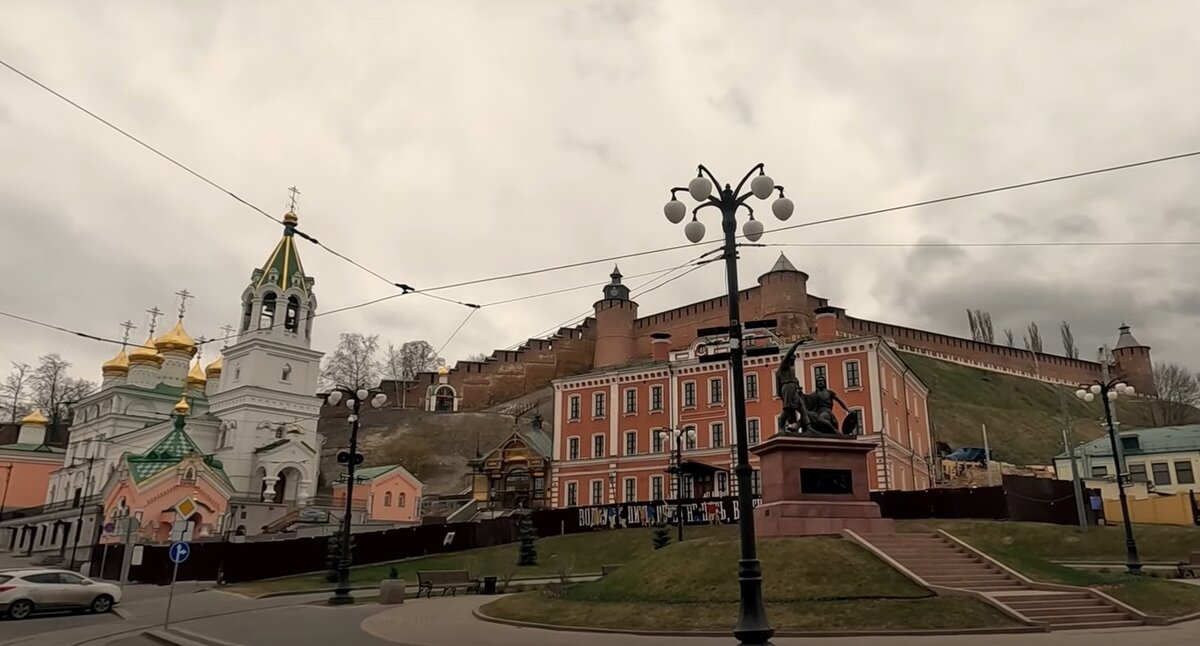 Вид на Кремль и знакомый каждому памятник Минину и Пожарскому