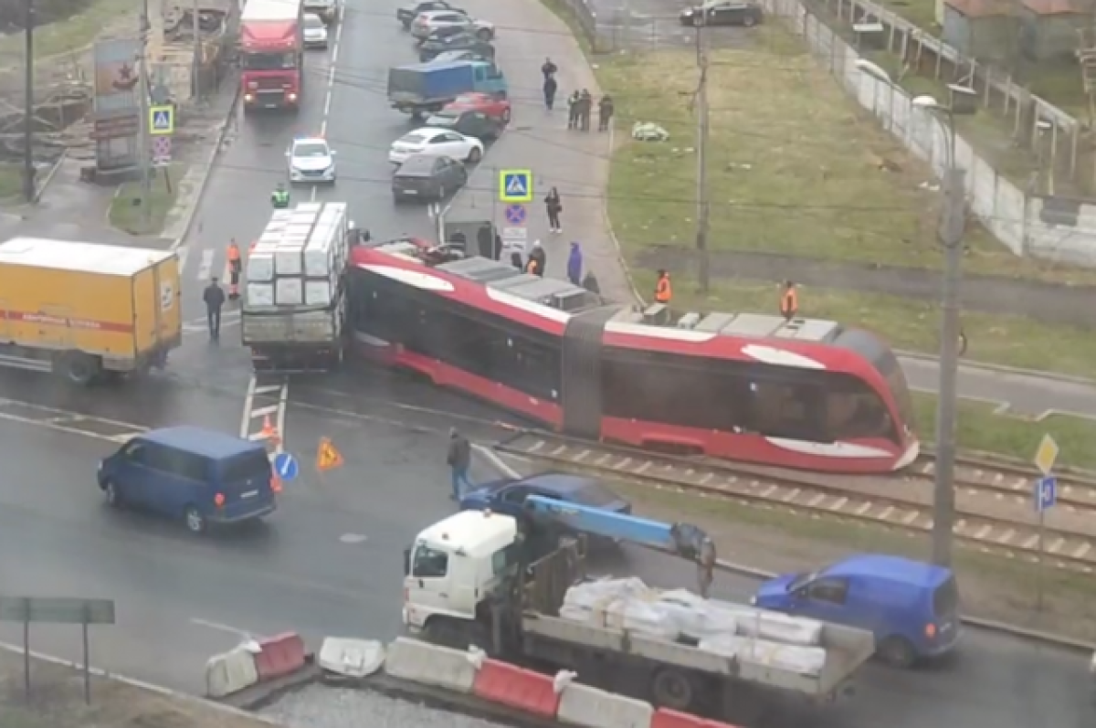    Трамвай влетел в бок грузовику на проспекте Обуховской Обороны в Петербурге