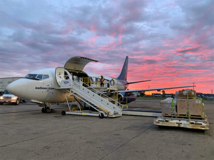  Грузопассажирский B737-200C авиакомпании Nolinor Aviation. Фото: Sammy