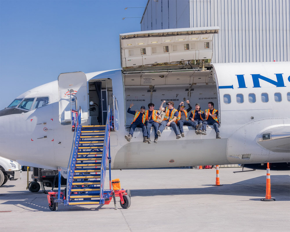 Грузовая дверь в пассажирском салоне B737-200C. Фото: Nolinor Aviation