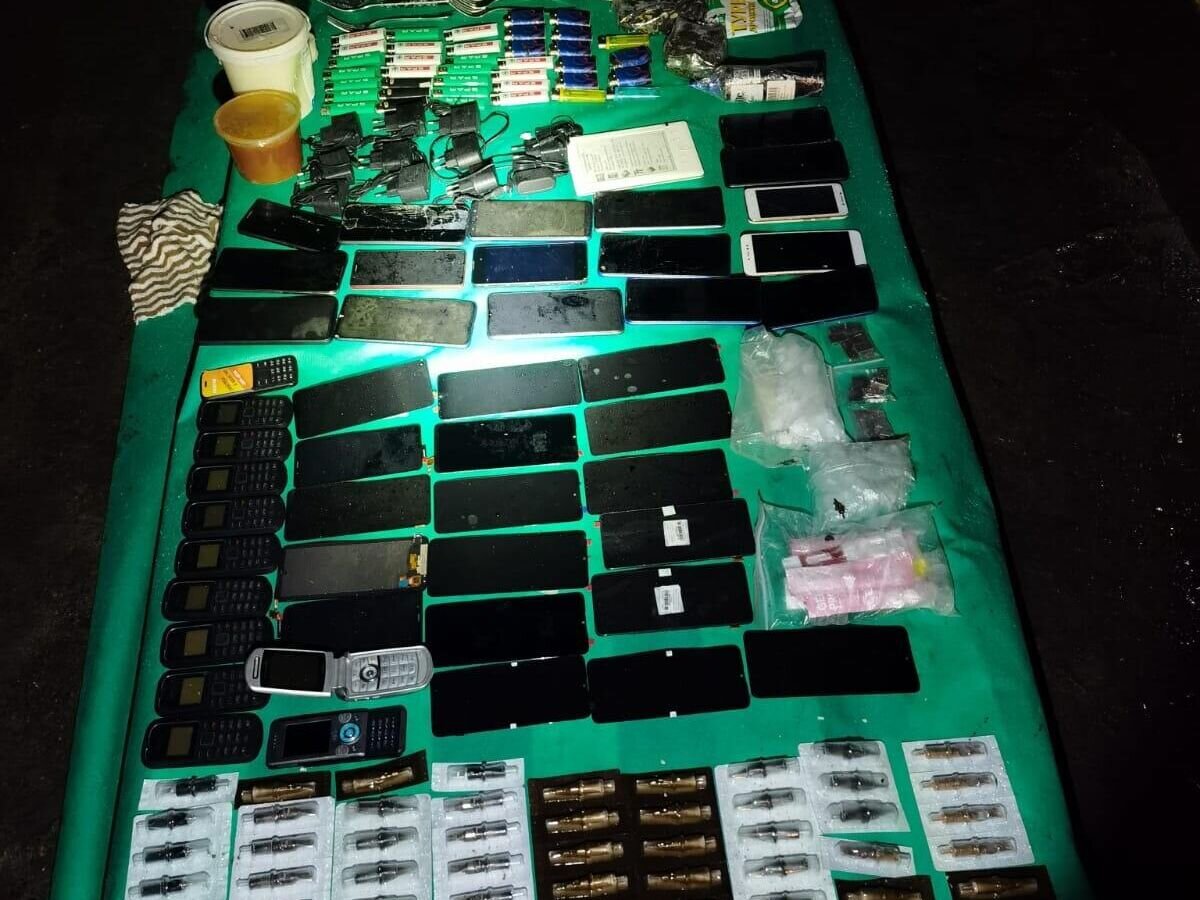    Запрещенные предметы, найденные на территории ИК-6 в Нижегородской области© ГУФСИН России по Нижегородской области