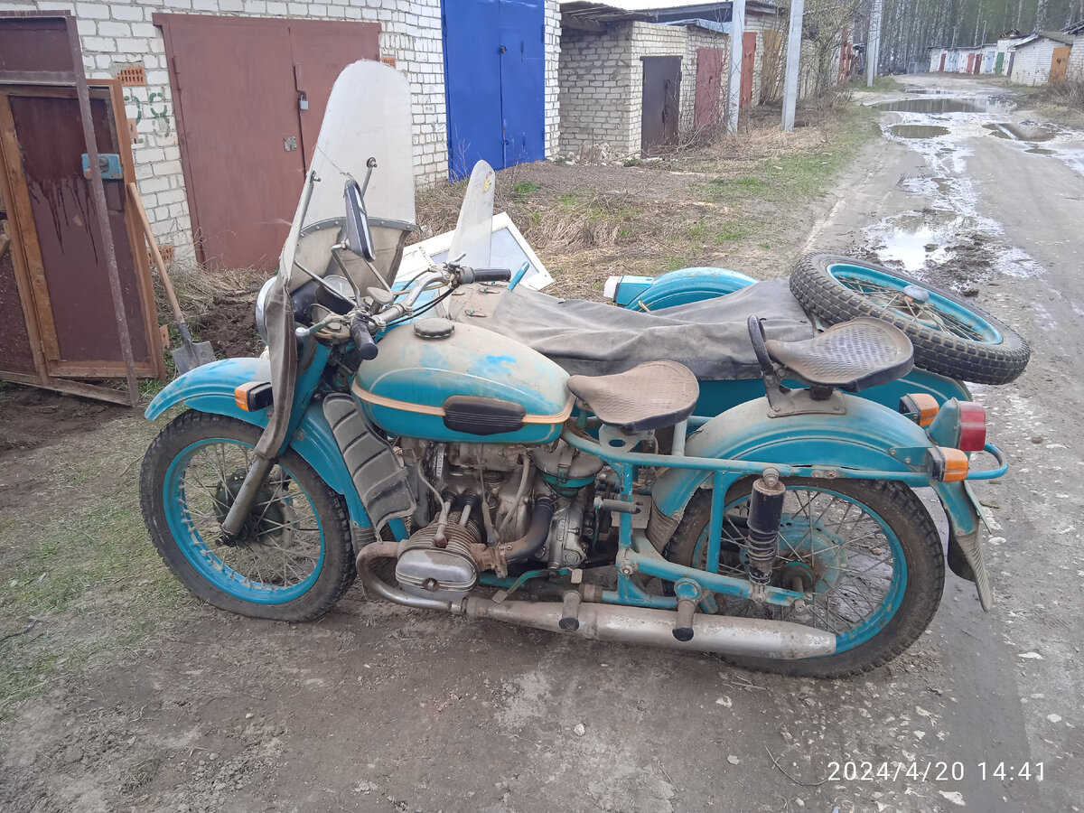 Вид сбоку, лично мне очень понравилась форма глушителей