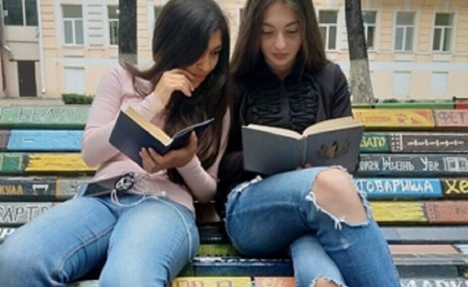    Анна Цомартова (справа) более 2 месяцев считается без вести пропавшей. Фото: Соцсети Анны Цомартовой.