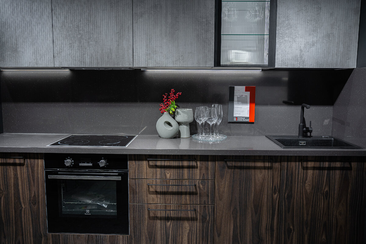 Кухня КОДА с фасадами TSS Cleaf "Окобо Минато" и "Рига Бетон". Фото в салоне 