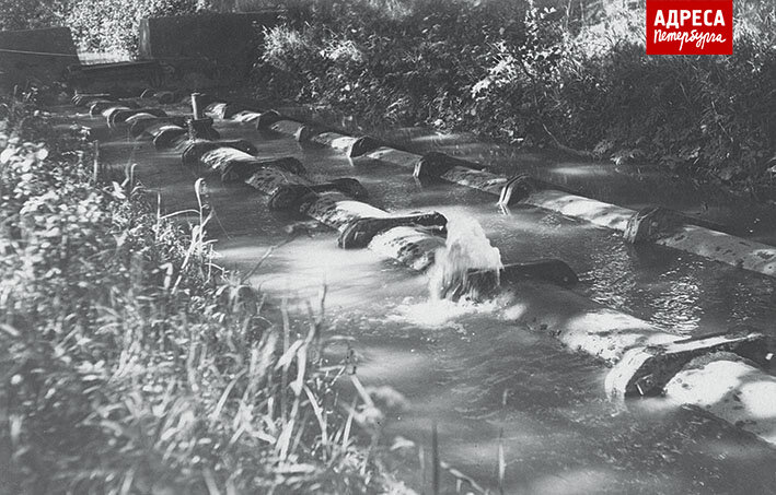 Водоподводящая система Петергофа. Самсониевский водовод в Луговом парке. Дефекты (искривление) чугунных труб, 1935 год. Автор Доброковский. Фотография из архива ГМЗ «Петергоф»