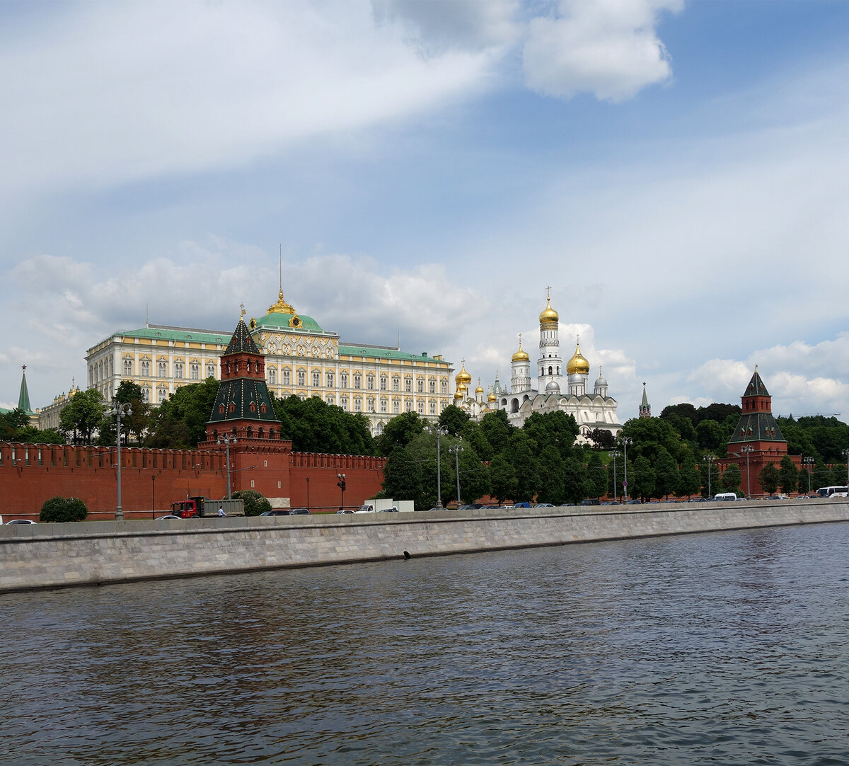Вид на Большой Кремлевский дворец-резиденцию президента России. Москва.