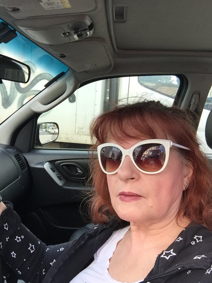 Татьяна Чекасина за рулём своего автомобиля, опять ехала из автосервиса, машине много лет.