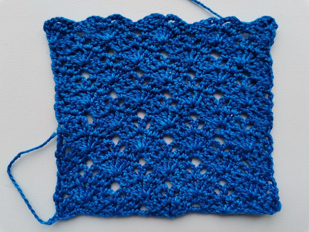 Узор кажется не очень ажурным, но за счёт тонких ниток вполне подойдёт для вязания летних вещей.