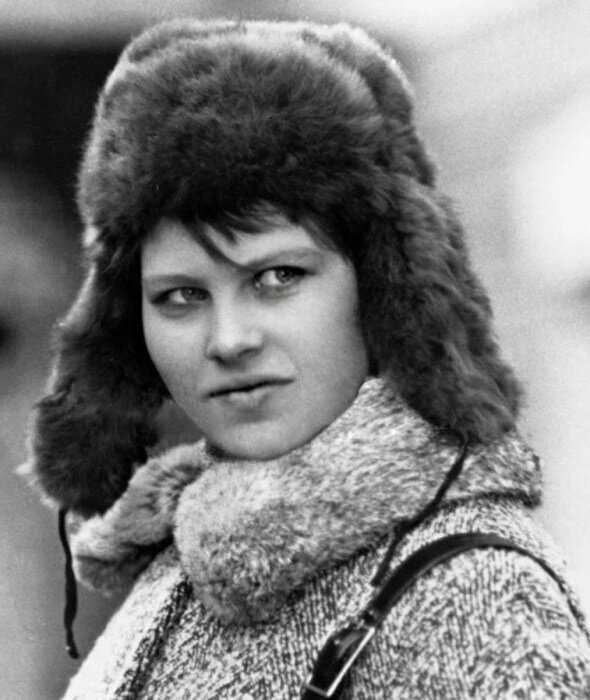  — Что это у тебя? Сними-ка! На экзамене во ВГИК Тамару Макарову очень сильно заинтересовала прическа Любы. Пришлось парик снять.