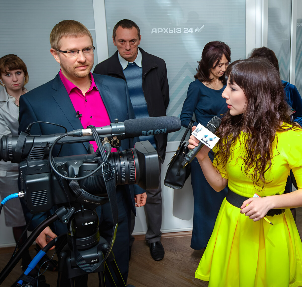 Александр Малькевич и Марьям Узденова во время подготовки к первому эфиру. 12 апреля 2014 года. Фото Сулима КУДУСОВА.