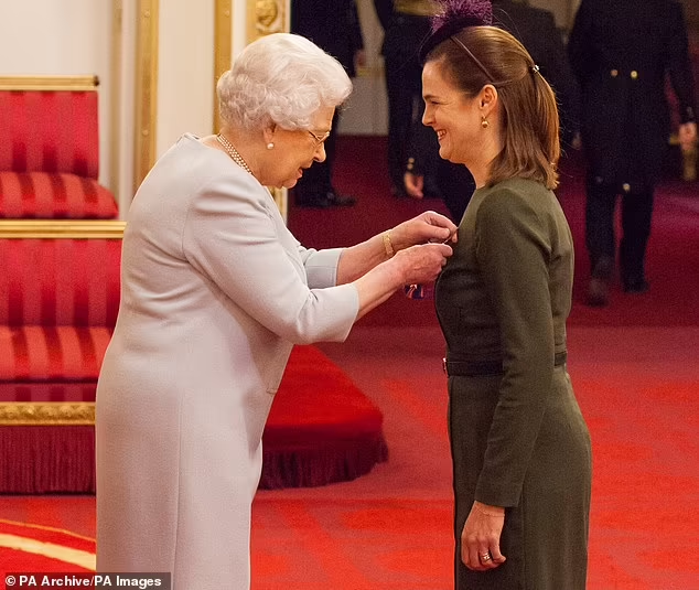 Королева почтила Саманту Коэн, назначив ее дамой Королевского Викторианского ордена на церемонии в Букингемском дворце в ноябре 2016 года.
