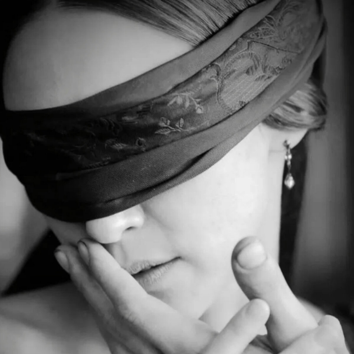 Как завязывают глаза девушке. Девушка с повязкой на лице. Повязка на глаз. Девушка с повязкой на глазах. Девушка сповязко на глазах.