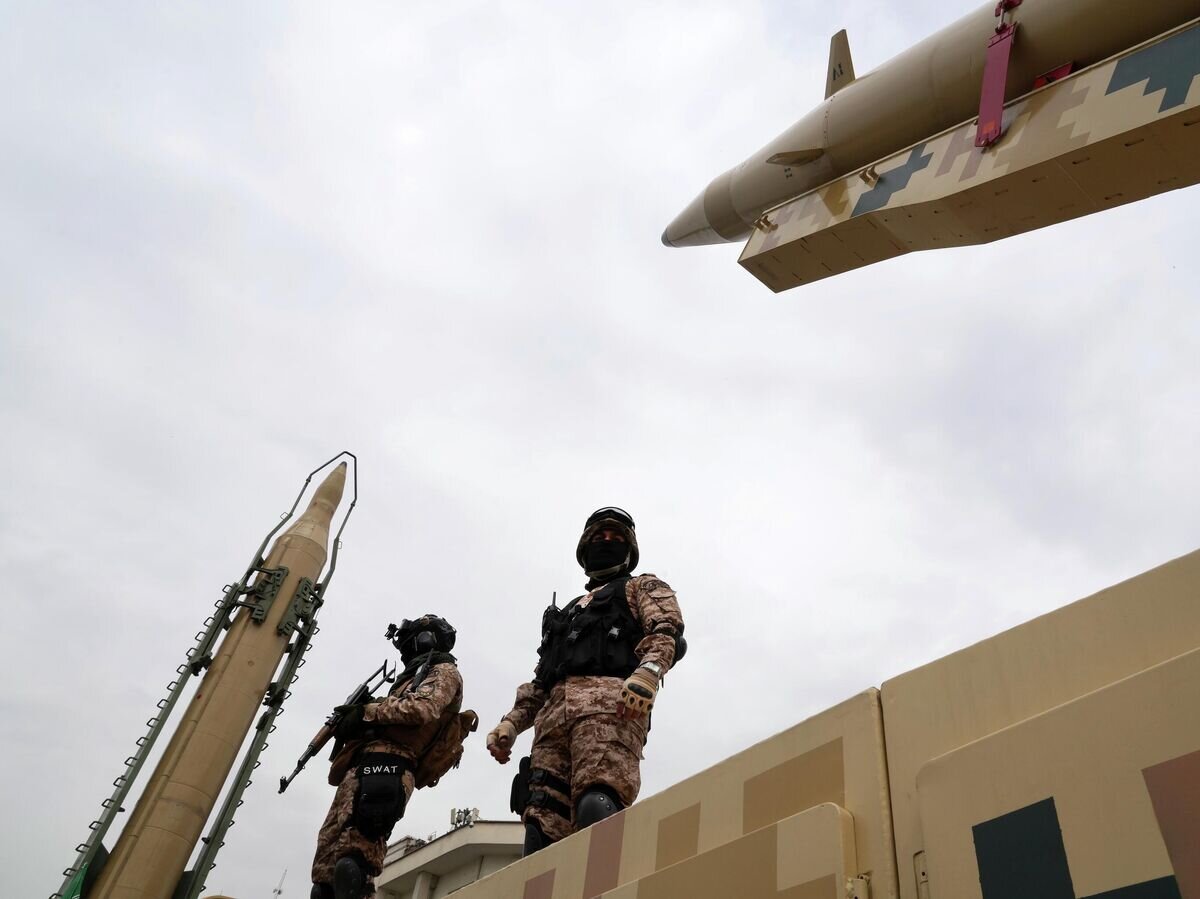    Военнослужащие Корпуса Стражей Исламской революции рядом с ракетами "Shahab-3" и "Khaibar-buster" в Тегеране© AP Photo / Vahid Salemi