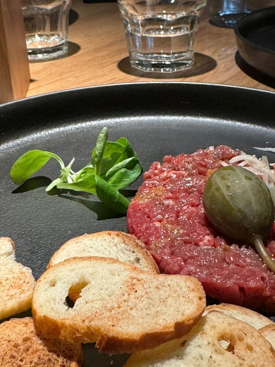 Фото из ресторана The бык, в котором подают блюда из мяса.