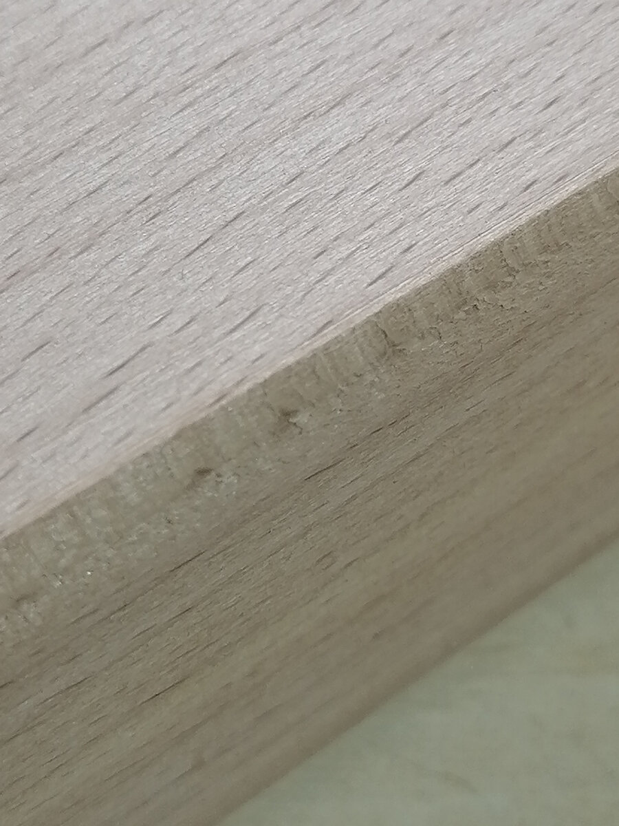 Занозу получить маловероятно, но выглядит не эстетично
