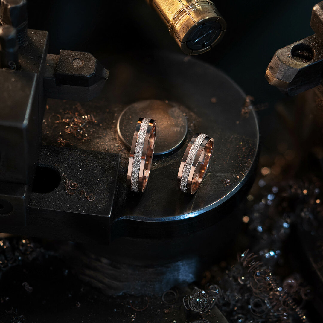 На фото обручальные двухсплавные кольца из белого и красного золота шириной 5мм 