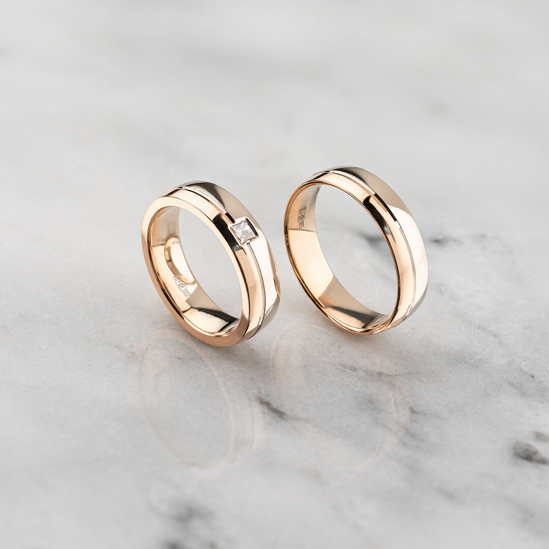 Пара обручальных колец из белого и красного золота