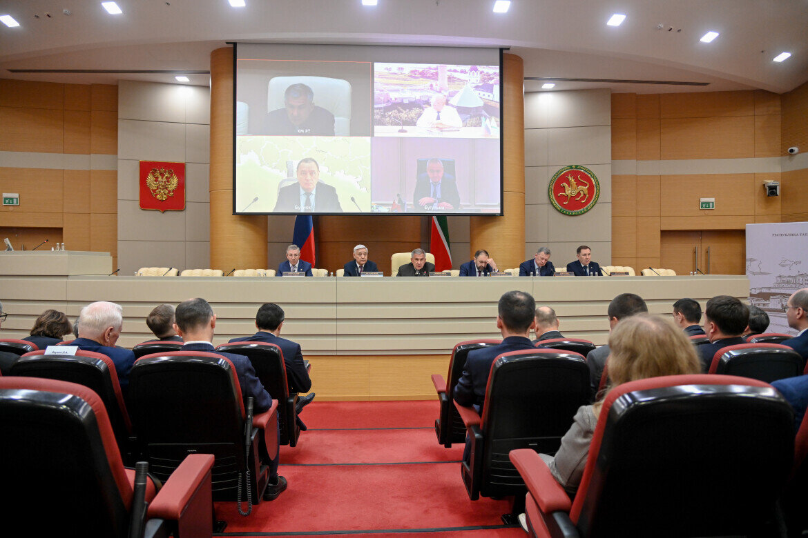 ​«Нам необходимо активно взаимодействовать с федеральными министерствами и продвигать те проекты в рамках этих национальных программ в республике». Фото: rais.tatarstan.ru