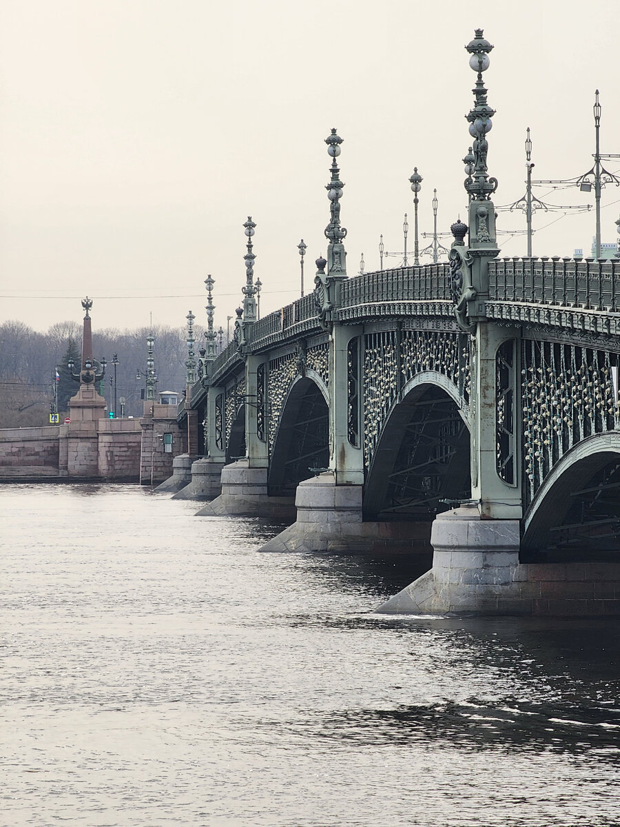 Вид на мост с восточной стороны.