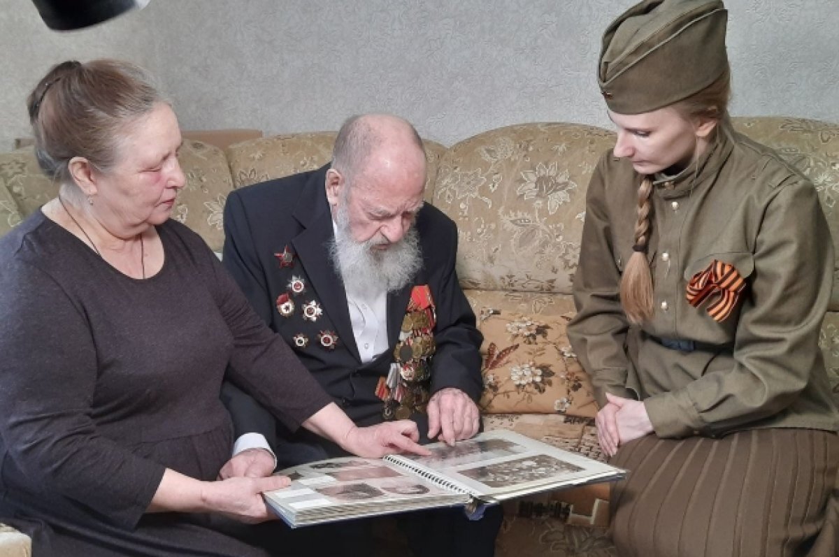    В Тюмени в преддверии Дня Победы поздравили 100-летнего ветерана