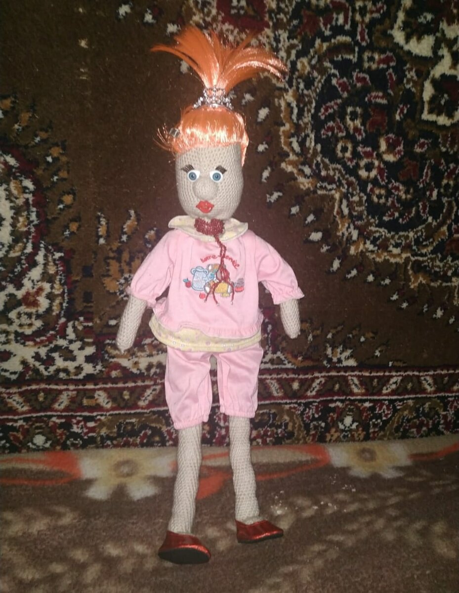  Пряжа пехорка.  Синтепон.трессы.заколка для волос . Глазки.ротик.реснички. цепочка из бисера. Костюмчик, сандалии .