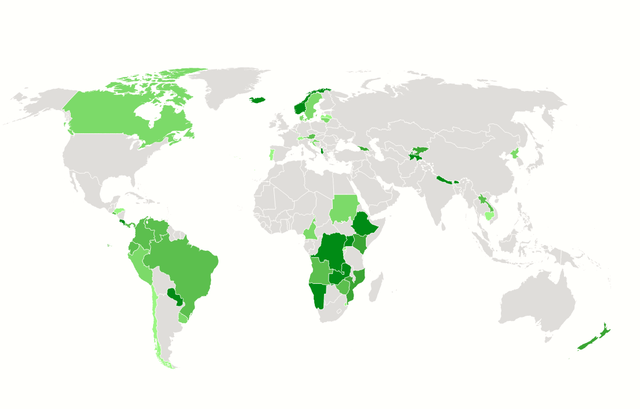 Почти 50 стран производят более 50 процентов своей электроэнергии из возобновляемых источников энергии 
