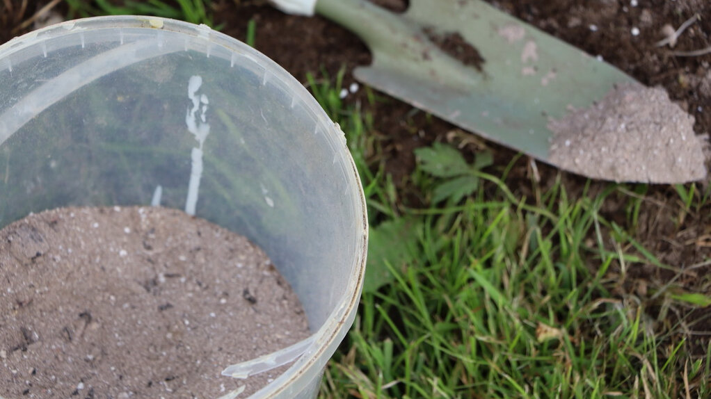 Культура хорошо отзывается и на смесь органики с минеральными удобрениями.