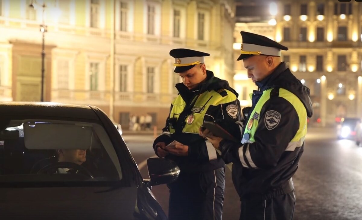 Сижу спокойно в незаведённом авто и подходит инспектор ГИБДД и требует  документы. Как правильно поступить в такой ситуации. Ответ автоюриста |  Автоюрист. Всё о ДПС. | Дзен