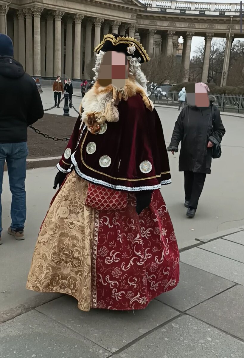 За фотку не платила, щёлкнула втихаря, поэтому без лица))) 