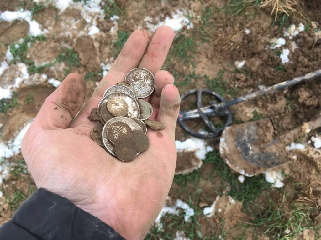 Монеты в кладе найти намного проще, чем одиночные. Вот только попадаются клады редко.