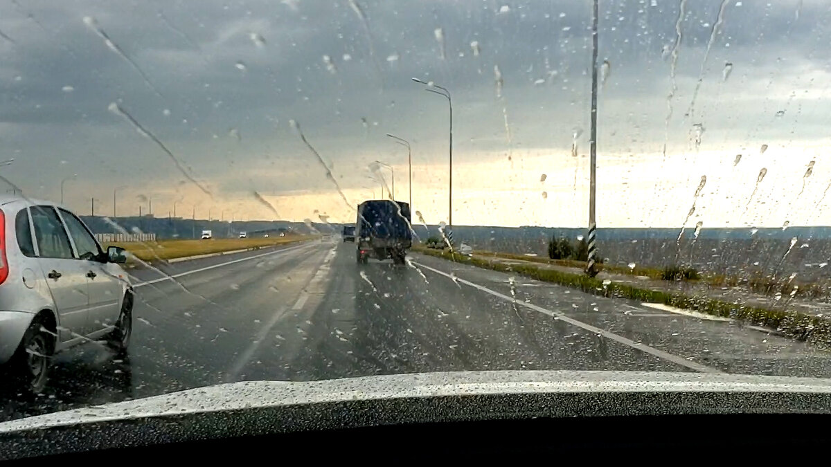 В летний сезон очень многие автомобилисты используют так называемый «антидождь» для лобового стекла своего автомобиля.