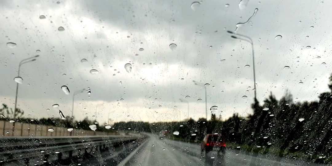 Сделал «антидождь» за копейки, работает лучше дорогих покупных: вода вообще не держится на лобовом стекле